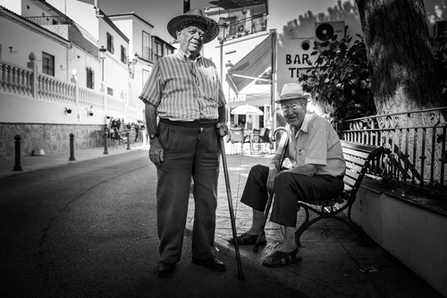 Twee oude mannen op straat