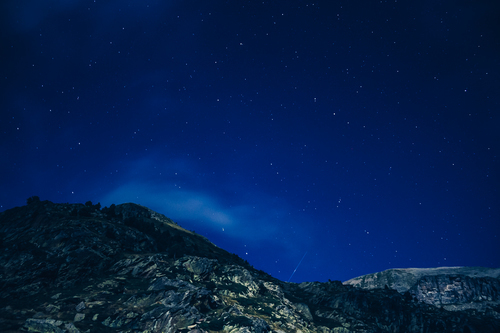 Cielo notturno blu sopra la montagna