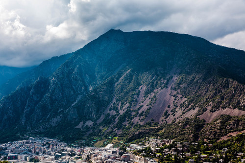 Ville sous la montagne