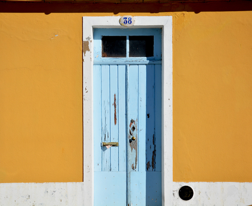 Поцарапанную синюю дверь