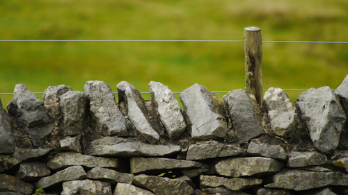Stone wall with wire
