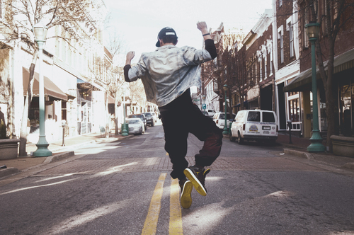 Jongen dansen in de straat