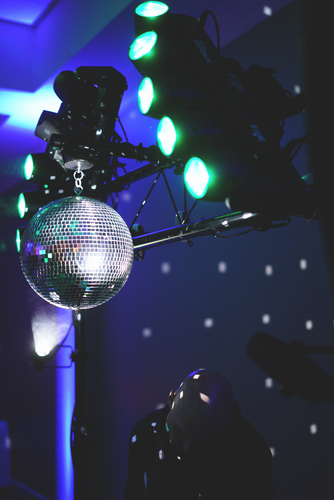 Disco koule a reflektory s DJ