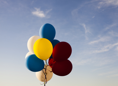 Färgglada ballonger under blå himmel