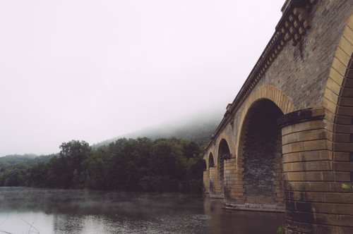 Puente romano sobre el río