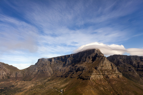 Vackra berg och blå himmel