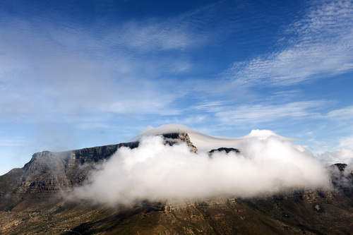 Bewolkt bergtop