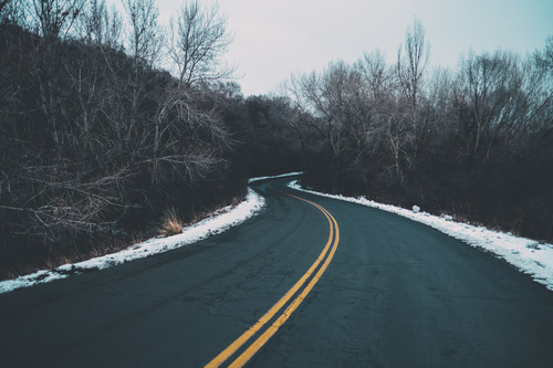 Curvas estrada gelada