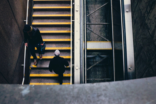Personas en las escaleras del metro