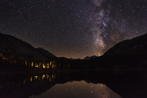 Cielo stellato sopra le montagne e acqua