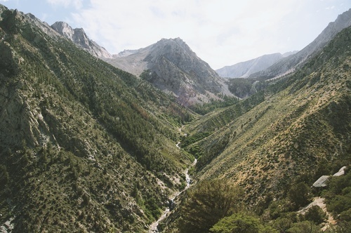 Canyon tussen groene bergen