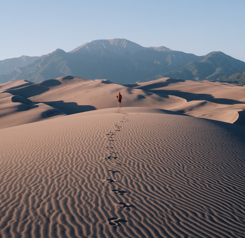 Escursionista in un deserto