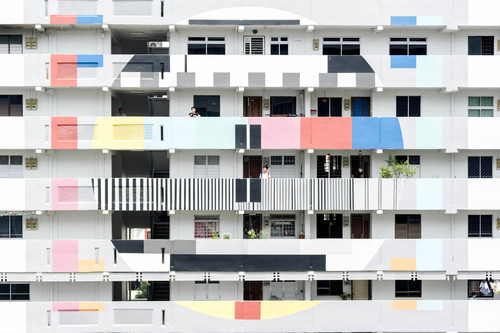 Immeuble avec balcons colorés