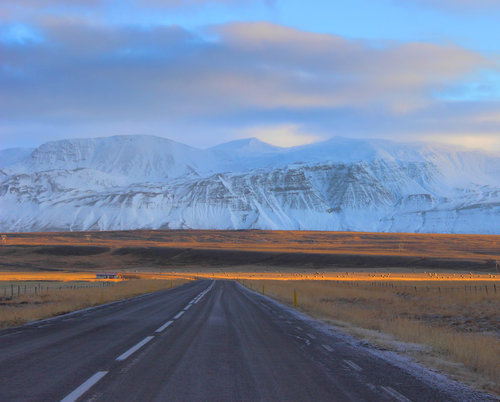 Camino bajo los picos nevados