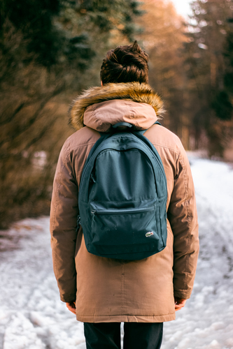 Omul backpacking în natură