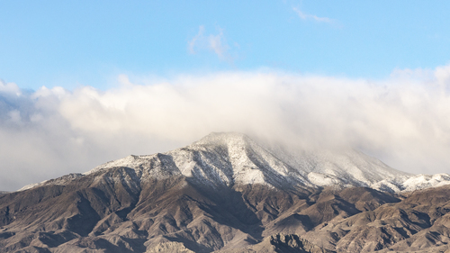 Pico de montanha, com cobertura de neve