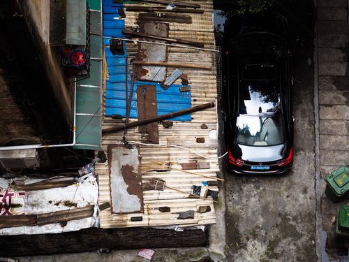 Dure auto in de favela 