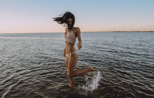 Garota de biquíni em águas rasas