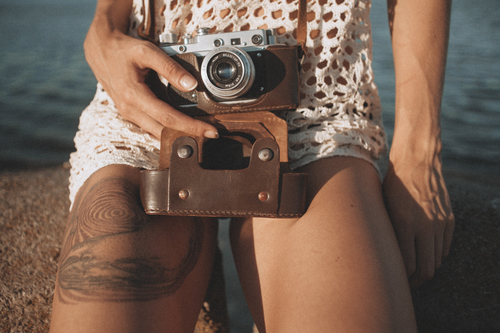 Fata cu tatuaj şi foto aparat de fotografiat
