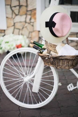 Comida na cesta na bicicleta feminina