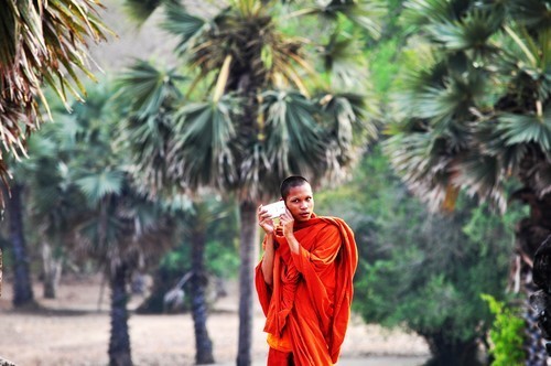 Joven monje con un objeto
