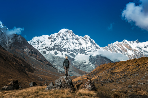 Homem na frente de montanha do Nepal