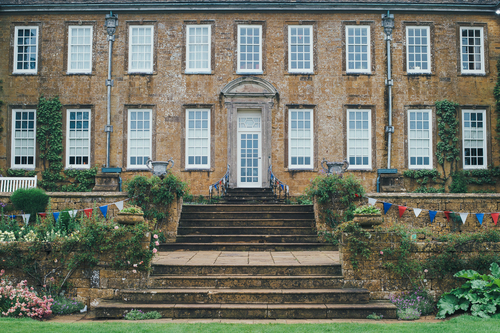 Casa inglese con cortile decorato