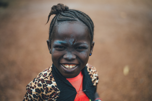 Africká dívka s úsměvem