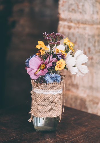Eenvoudige vaas met bloemen