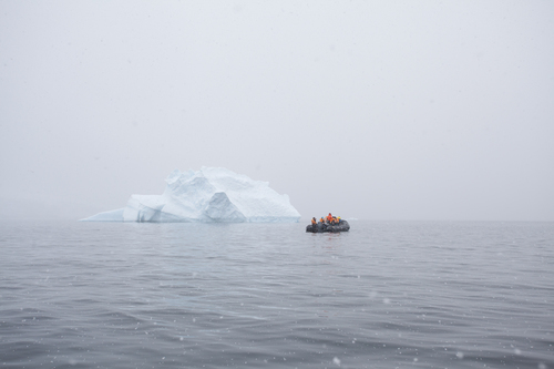 Gens en bateau pneumatique