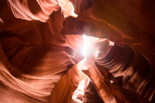 Luce solare attraverso grotte astratti