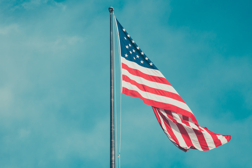Amerikanska flaggan på en stolpe