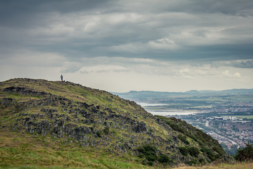 Homme au siège d’Arthur, Edinburgh, UK