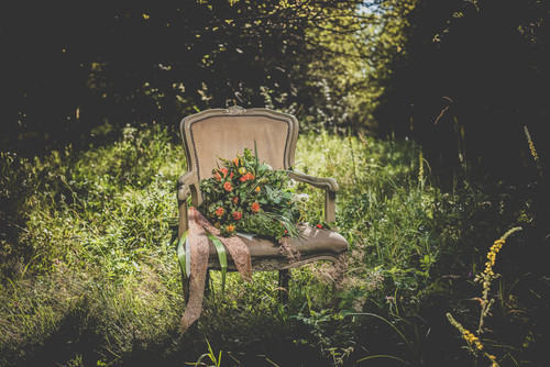 Chaise rétro avec bouquet
