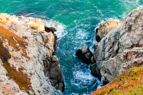 Havet som vidrör kustnära klippor
