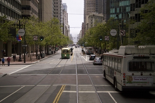 Strada con autobus e tram