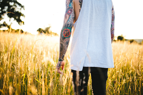 Tattooed man in hoog gras