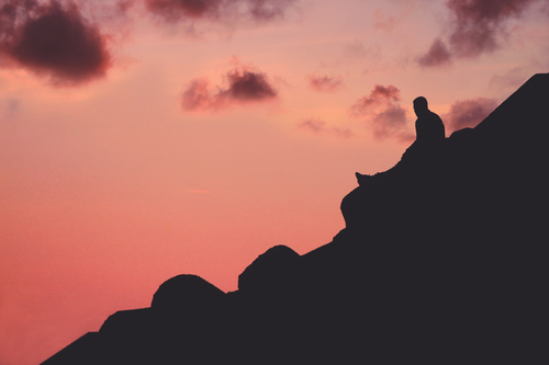 Homme au coucher du soleil à Asilah, Maroc