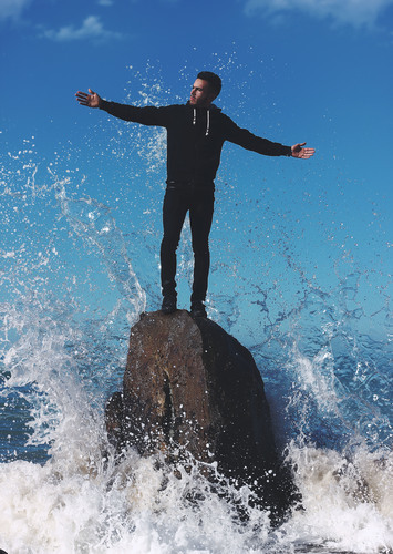 Man poseren op een klif