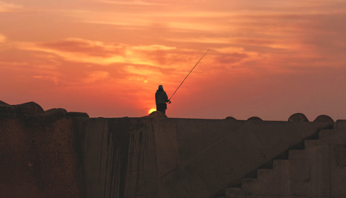 Рибалка в місті Asilah, Марокко