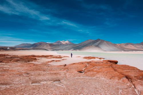 Muž v poušť Atacama, Chile