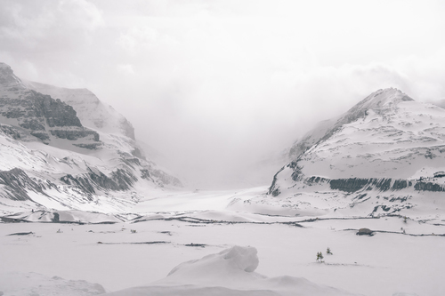 Geleira de Athabasca coberto de neve, Canadá