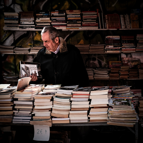 Oudere man in een boekhandel