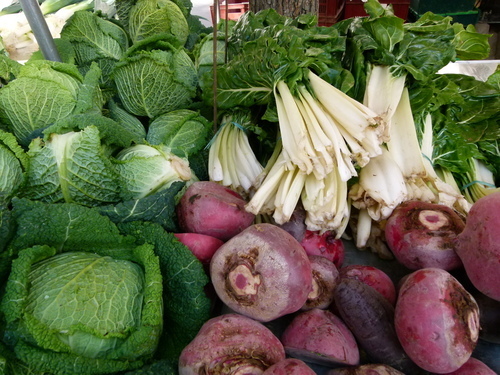 Veel groenten op een boerenmarkt