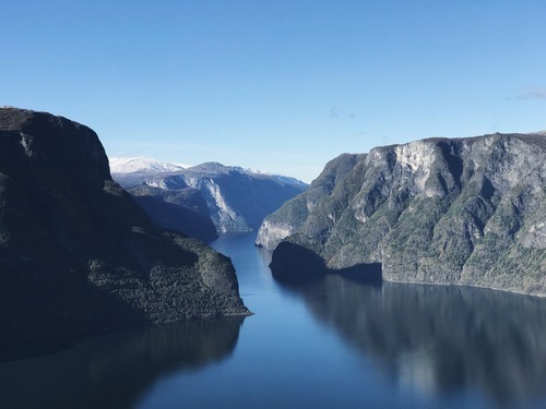 Mar entre montanhas em Noruega
