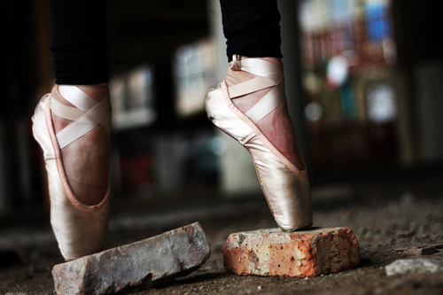 Ballerinas ben på tegel