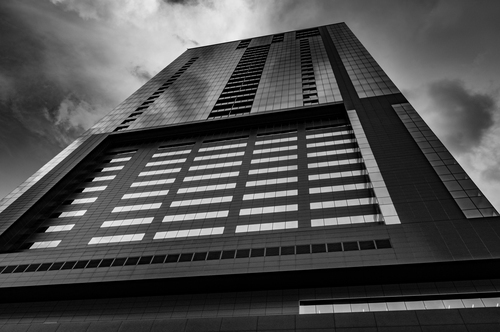 Edifício alto preto e branco
