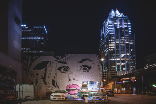 Şehirdeki sokak kadın grafiti
