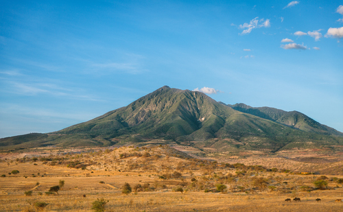 Cerro y llanura soleada