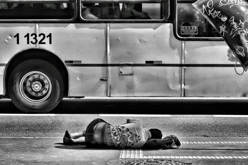 Pessoa deitada na rua